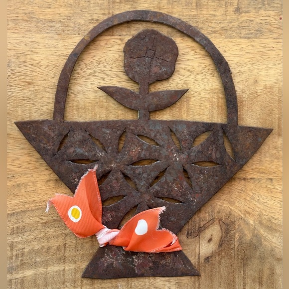 Rustic Metal Wall Decor Set - Heart, Pig, and Flower Basket - Picture 8 of 8